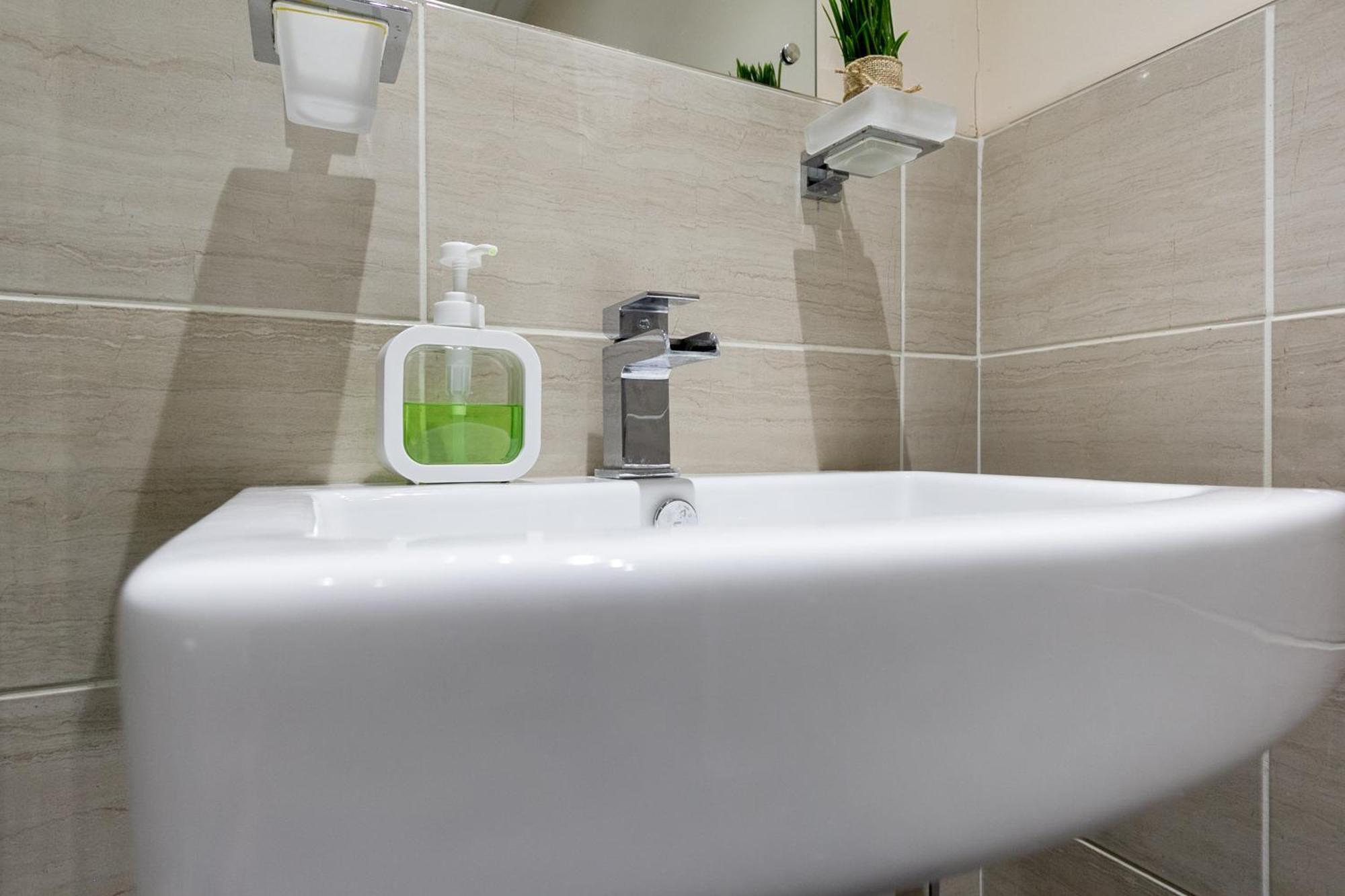 Appartamento Bathway House - Free Secured Parking And Wifi Coventry Esterno foto