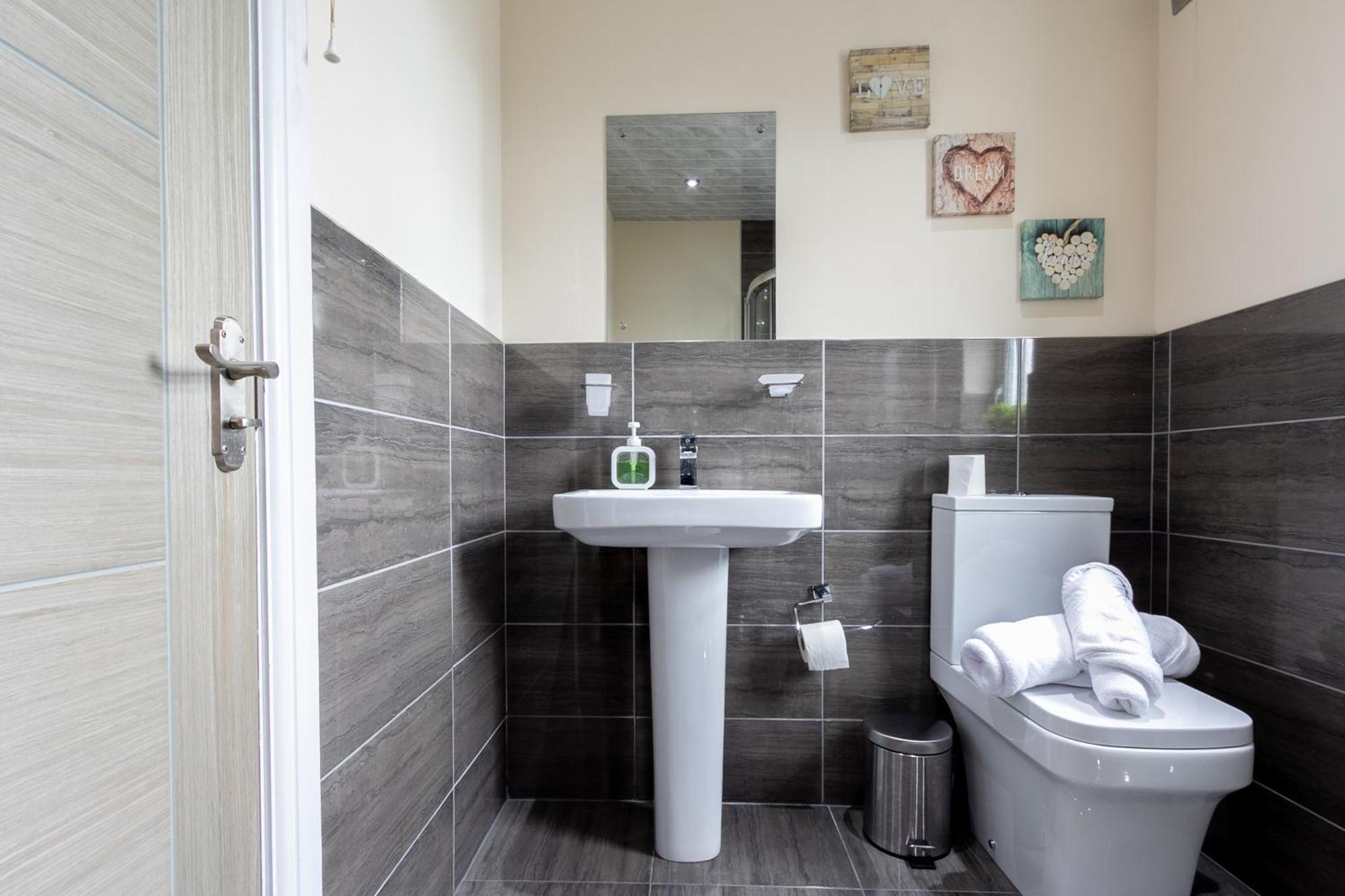 Appartamento Bathway House - Free Secured Parking And Wifi Coventry Esterno foto